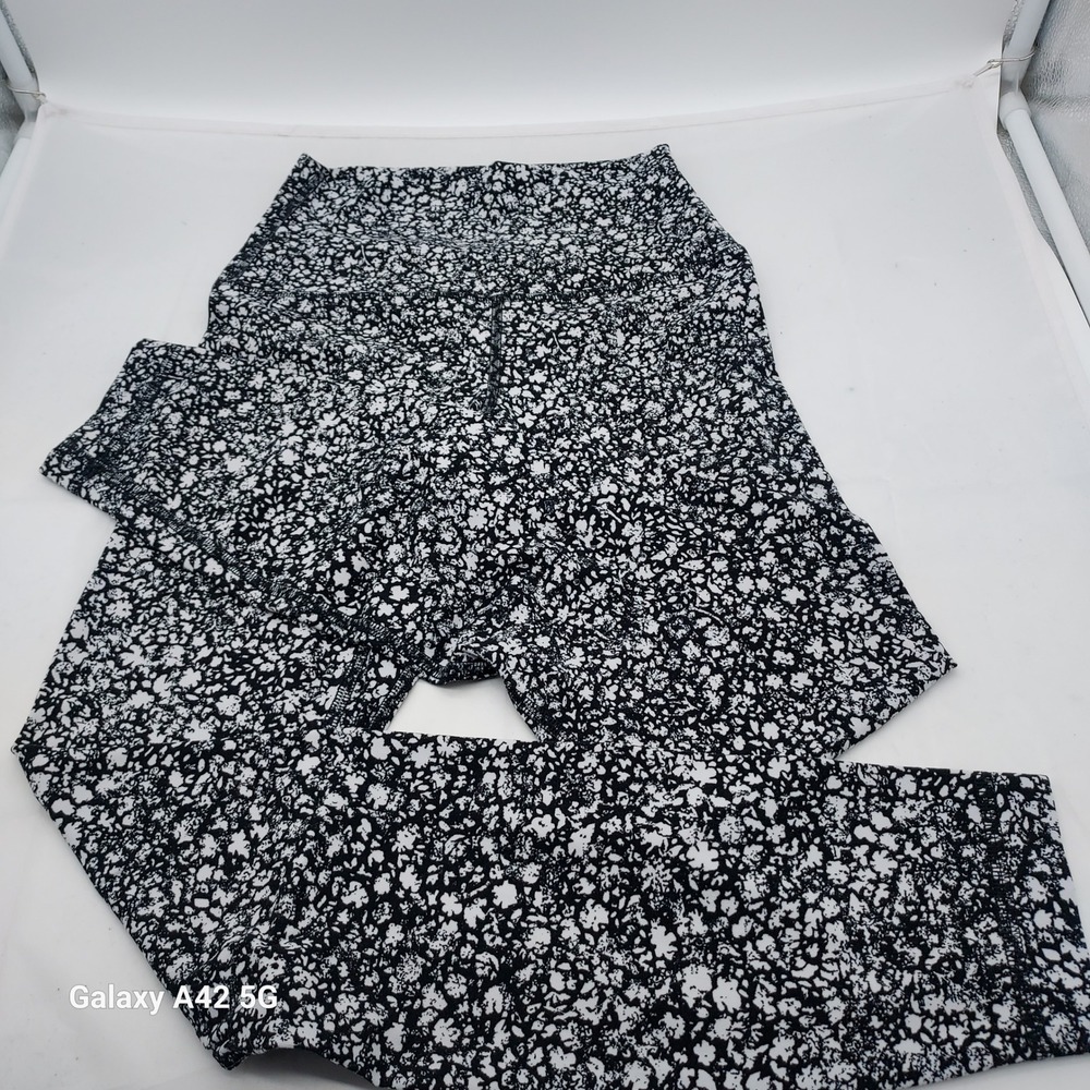 Lululemon High Rise Floral Leggings Black White Size 2 Yoga Tights LW5DMTS